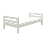 Cama individual FLEXA WHITE, 90 x 200 cm, de estilo escandinavo con somier de láminas y colchón, mostrada en una habitación infantil.