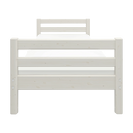 Cama individual blanca FLEXA, de estilo escandinavo, con somier de láminas integrado, diseño apto para niños en un dormitorio infantil.
