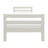 Cama individual blanca FLEXA, de estilo escandinavo, con somier de láminas integrado, diseño apto para niños en un dormitorio infantil.