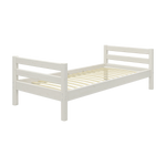 Cama individual FLEXA de la colección WHITE, estructura de madera blanca con cabecero, bordes redondeados para mayor seguridad de los niños, en la habitación infantil.