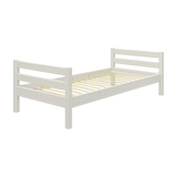 Cama individual FLEXA de la colección WHITE, estructura de madera blanca con cabecero, bordes redondeados para mayor seguridad de los niños, en la habitación infantil.