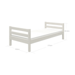 Cama individual FLEXA de la colección CLASSIC, de madera blanca, con somier de listones a la vista y bordes redondeados para la seguridad de los niños, ideal para una habitación infantil de estilo minimalista.