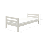 Cama individual FLEXA de la colección CLASSIC, de madera blanca, con somier de listones a la vista y bordes redondeados para la seguridad de los niños, ideal para una habitación infantil de estilo minimalista.
