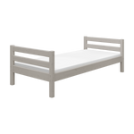 Cama individual FLEXA de la gama CLASSIC, en color gris, con listones horizontales y diseño seguro para los niños, ideal para una habitación infantil.