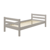 Cama individual FLEXA, gama CLASSIC, acabado en gris, somier de listones; bordes seguros para los niños; ideal para una habitación infantil; fondo blanco.