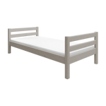 Cama FLEXA de la colección CLASSIC, de madera gris, con cabecero de listones y esquinas a prueba de niños, mostrada en una habitación infantil.