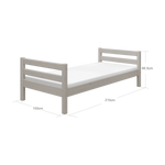 Cama individual gris FLEXA, colección CLASSIC, con bordes redondeados para la seguridad de los niños, de estilo escandinavo para una acogedora habitación infantil.