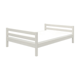 Cama individual FLEXA de 140 x 200 cm de la gama CLASSIC en color blanco, con diseño seguro para niños y listones horizontales, fondo de estudio.