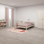 Cama individual FLEXA de 140 x 200 cm en color blanco, con cortinas rosas, muebles de madera clara y un armario, en un dormitorio infantil de estilo minimalista.