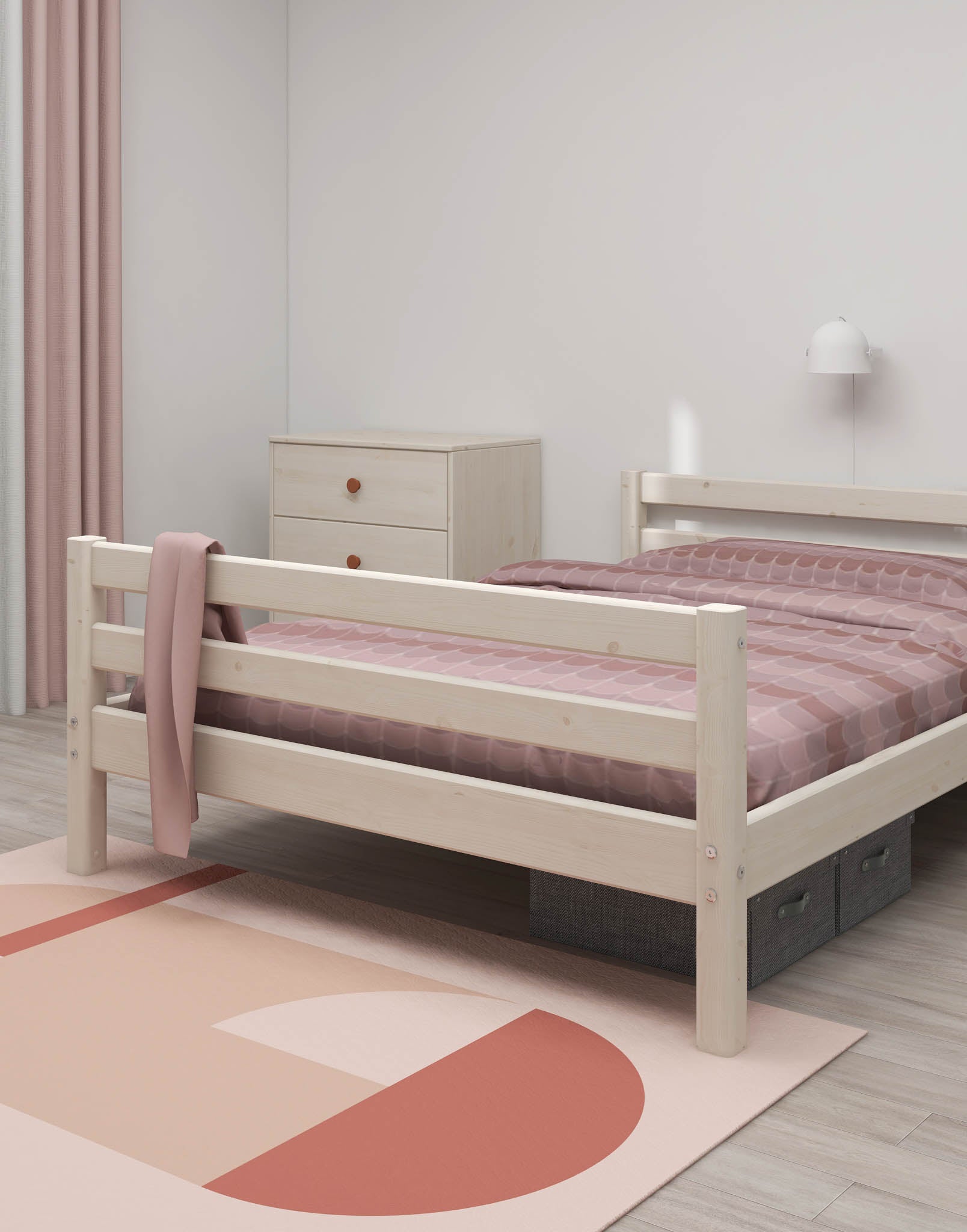 Cama individual blanca FLEXA de la colección CLASSIC en una habitación infantil minimalista con ropa de cama, cómoda y alfombra de color rosa.