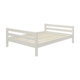 Cama individual FLEXA de pino macizo blanco, 140 x 200 cm, con somier modular de listones, bordes seguros para los niños, fondo de estudio.