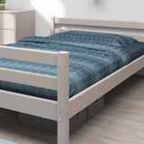 Cama individual gris FLEXA, 140 x 200 cm, ropa de cama azul con motivos geométricos, dormitorio minimalista de madera clara, bordes redondeados a prueba de niños.