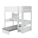 Cama alta FLEXA WHITE de la colección CLASSIC con escritorio, sofá, escalera y barandilla en una habitación de adolescente; se aprecia la barandilla de seguridad para niños.