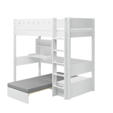 Cama alta FLEXA WHITE de la colección CLASSIC con escritorio, sofá, escalera y barandilla en una habitación de adolescente; se aprecia la barandilla de seguridad para niños.