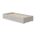 Cama extraíble gris FLEXA con cajones de la gama CLASSIC, con bordes seguros para los niños, sin colchón, sobre un fondo blanco.