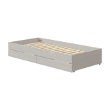 Cama extraíble gris FLEXA con cajones de la gama CLASSIC, con bordes seguros para los niños, sin colchón, sobre un fondo blanco.
