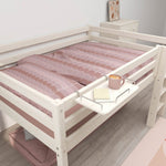 Cama alta FLEXA de madera clara con ropa de cama rosa, mesita de noche blanca de FLEXA y alfombra rosa pálido en el dormitorio de un niño.