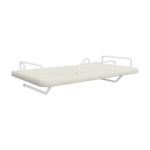 Mesita de noche FLEXA de la colección FLEXA, en MDF blanco con rieles y ganchos metálicos; diseño elegante y seguro para los niños, ideal para habitaciones modernas.
