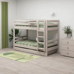 Litera FLEXA de madera clara con ropa de cama verde, mesita de noche gris, cómoda y alfombra en una habitación infantil.