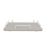 Mesita de noche FLEXA, de MDF gris con bordes redondeados y tiradores de metal blancos; diseño seguro para niños, ideal para el dormitorio.