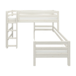 Litera en forma de L FLEXA CLASSIC de pino blanco, con escalera a la vista y barandilla de seguridad; se muestra en una habitación infantil.