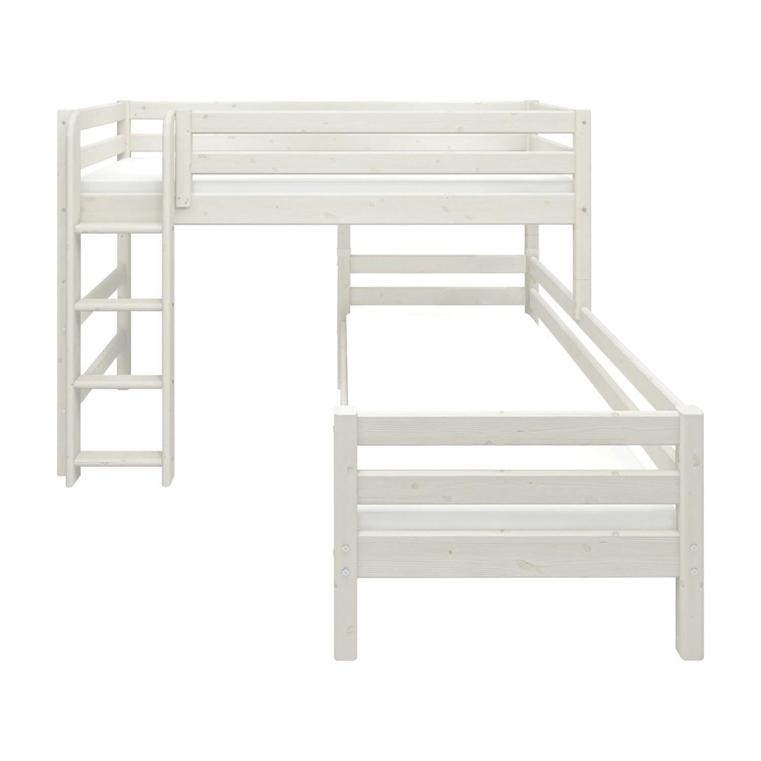 Litera en forma de L FLEXA CLASSIC de pino blanco, con escalera a la vista y barandilla de seguridad; se muestra en una habitación infantil.