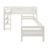 Litera en forma de L FLEXA CLASSIC de pino blanco, con escalera a la vista y barandilla de seguridad; se muestra en una habitación infantil.