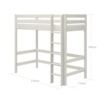 Cama alta blanca FLEXA de la gama CLASSIC con escalera, barandilla de seguridad y espacio de almacenamiento debajo de la cama, tal y como se muestra en una habitación infantil.