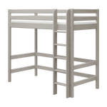 Cama alta FLEXA de pino gris con escalera, barandillas de seguridad para niños y espacio libre debajo; se muestra sobre fondo blanco.