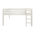 Cama alta FLEXA WHITE de la colección NOR, de pino blanco, con escalera y barandilla de seguridad, mostrada en un dormitorio infantil de estilo minimalista.