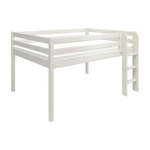 Cama alta FLEXA de la gama CLASSIC en pino blanco, con barandilla de seguridad, escalera a la derecha y ambientación de habitación infantil.