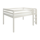 Cama alta FLEXA de la gama CLASSIC en pino blanco, con barandilla de seguridad, escalera a la derecha y ambientación de habitación infantil.