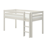 Cama alta FLEXA de la colección WHITE, con estructura blanca lisa, barandilla de seguridad y escalera, sobre un fondo liso.