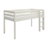 Cama alta FLEXA de la colección WHITE, acabado en blanco, escalera a la derecha, barandilla de seguridad, diseño seguro para niños sobre un fondo liso.