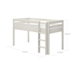 Cama alta FLEXA WHITE de la gama CLASSIC, de 90 x 200 cm, con barandilla de seguridad y escalera, en una habitación infantil.