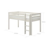 Cama alta FLEXA WHITE de la gama CLASSIC, de 90 x 200 cm, con barandilla de seguridad y escalera, en una habitación infantil.