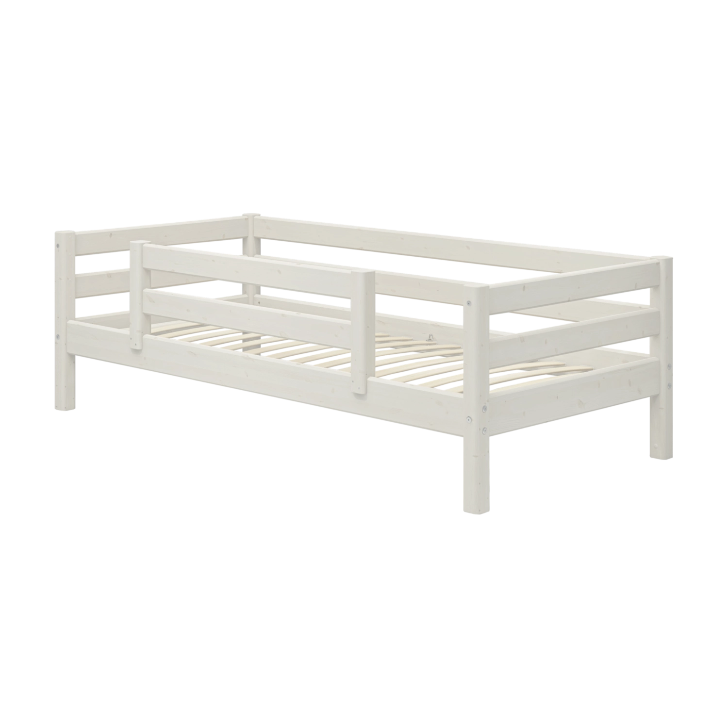 Cama individual FLEXA de la colección WHITE, de pino macizo, con acabado en blanco, barandilla de seguridad y somier de listones, en la habitación de un niño.