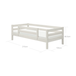 Cama individual de pino blanco FLEXA con barandilla de seguridad, diseño apto para niños, de la colección FLEXA, mostrada en una habitación infantil.