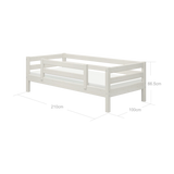 Cama individual de pino blanco FLEXA con barandilla de seguridad, diseño apto para niños, de la colección FLEXA, mostrada en una habitación infantil.