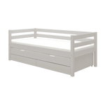 Cama individual de madera gris FLEXA de la colección CLASSIC, con cama extra extraíble y barandilla de seguridad, en una habitación infantil.