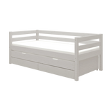 Cama individual de madera gris FLEXA de la colección CLASSIC, con cama extra extraíble y barandilla de seguridad, en una habitación infantil.