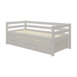 Cama individual FLEXA de la gama CLASSIC en color gris, con cama extraíble, cajones de almacenamiento y barandilla de seguridad; ideal para una habitación infantil.
