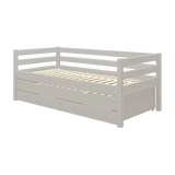 Cama individual FLEXA de la gama CLASSIC en color gris, con cama extraíble, cajones de almacenamiento y barandilla de seguridad; ideal para una habitación infantil.