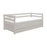 Cama individual gris FLEXA con cama extra extraíble, cajones de almacenamiento y barandilla de seguridad, tal y como se muestra en una habitación infantil.
