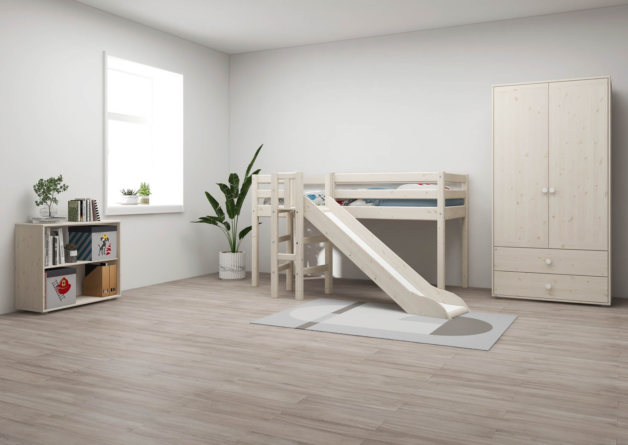 Cama alta FLEXA con tobogán y barandilla de seguridad, acabado en blanco, en una habitación infantil con armario y estantería sobre suelo de madera.