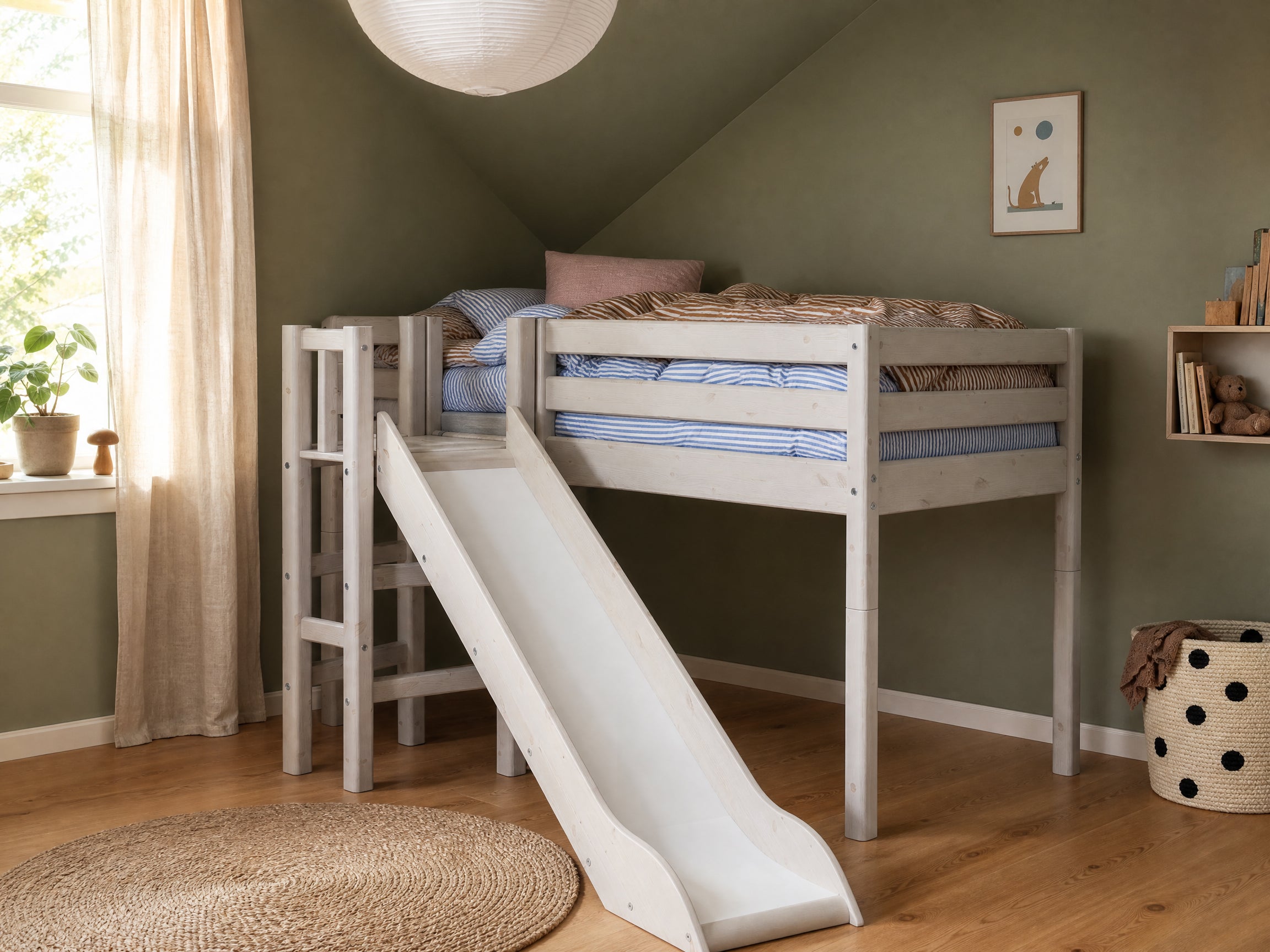 Cama alta FLEXA WHITE con tobogán y barandilla de seguridad de la colección CLASSIC en una habitación infantil verde, con suelo de madera, luminosa y apta para niños.