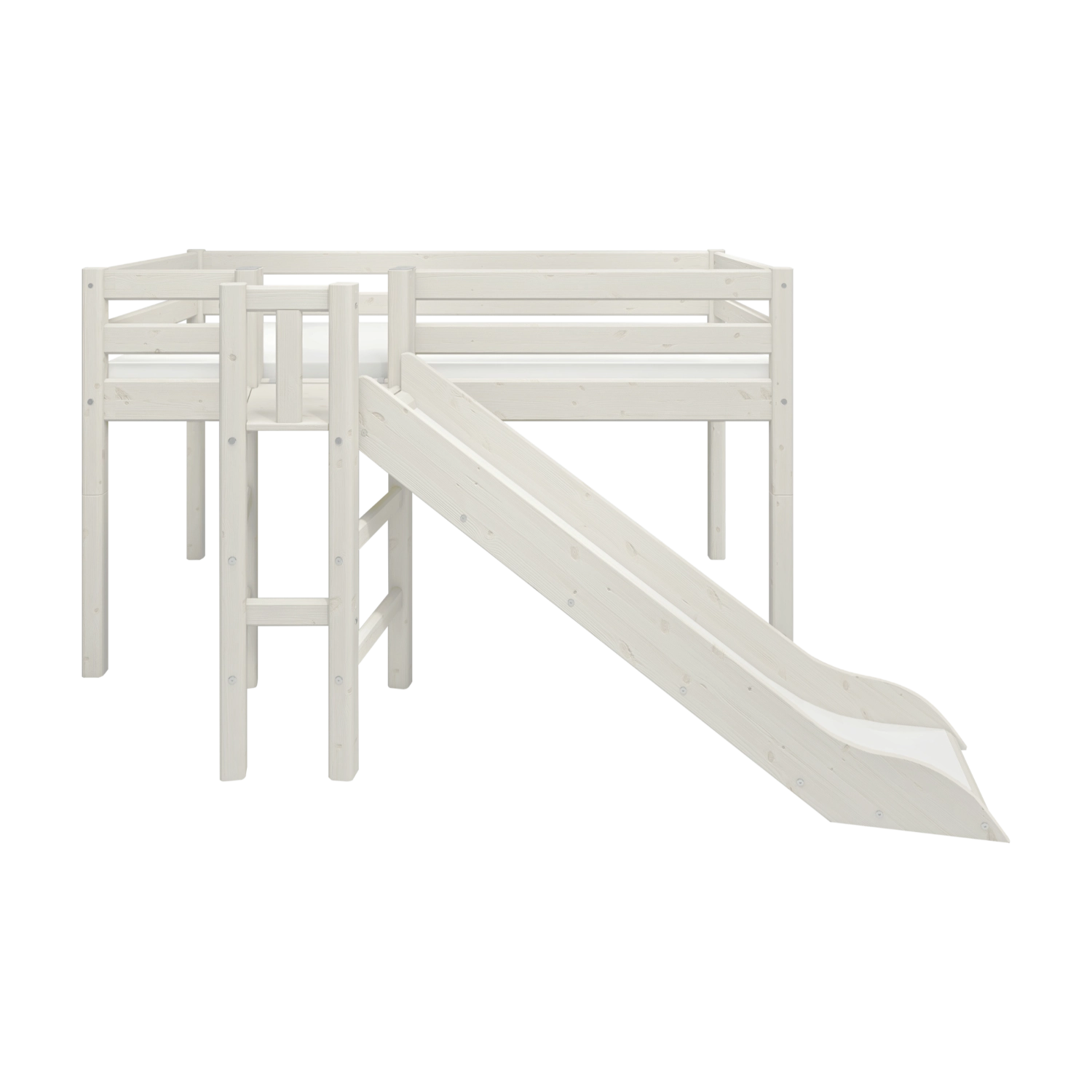 Cama alta FLEXA de la colección WHITE, de pino macizo, con barandilla de seguridad divisoria, escalera y tobogán, tal y como se muestra en la habitación infantil.