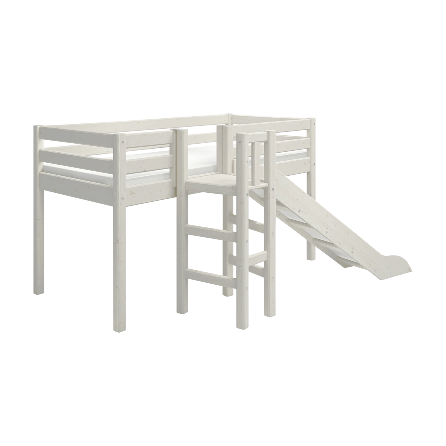 Cama alta FLEXA WHITE con plataforma, patas, barandillas de seguridad, escalera y tobogán para la cama intermedia, tal y como se muestra en una habitación infantil.