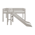 Cama alta de pino macizo «MID-HIGH LOFT» de FLEXA con barandilla de seguridad gris dividida, escalera a la izquierda y tobogán a la derecha, en una alegre habitación infantil.