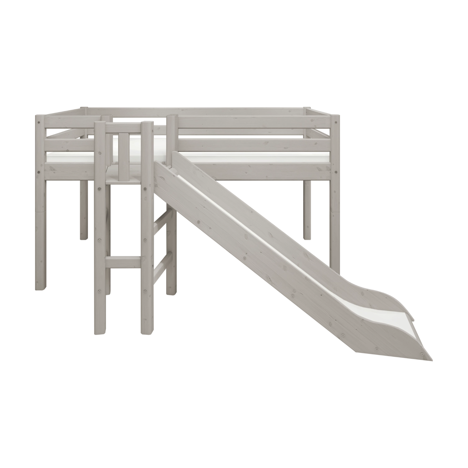 Cama alta de pino macizo «MID-HIGH LOFT» de FLEXA con barandilla de seguridad gris dividida, escalera a la izquierda y tobogán a la derecha, en una alegre habitación infantil.